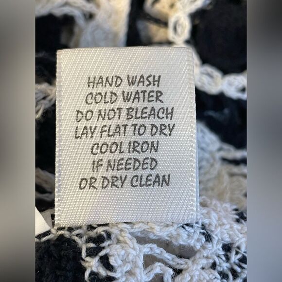 A Diva Crocheted Sweater Floral Black & Cream M - Picture 7 of 7